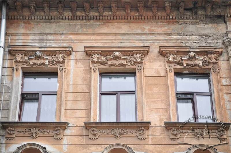 Вул. Генерала Чупринки, 9. Вікна 3-го поверху