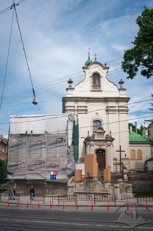 Костел св. Антонія. Статуя Діви Марії закрита захисними конструкціями