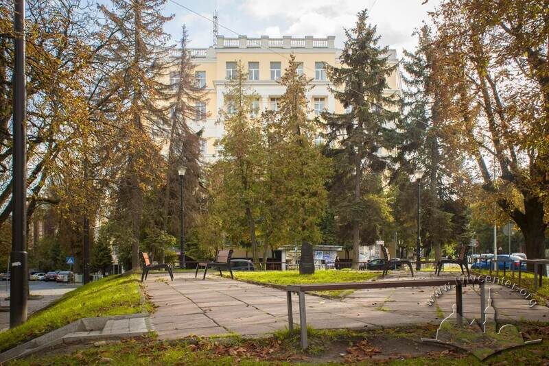Сквер на розі вулиць Франка, Свєнціцького і Самчука де раніше стояв пам'ятник Ніколаю Кузнєцову