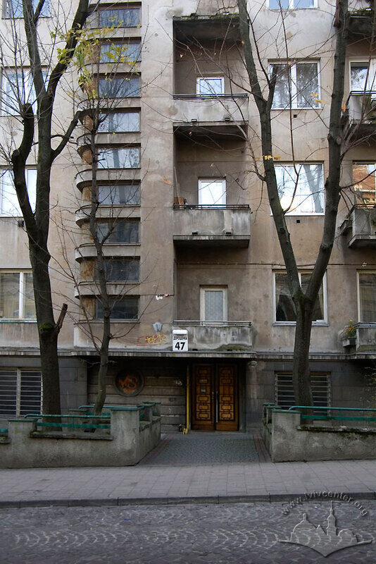Вул. Дорошенка, 47. Фрагмент головного фасаду з вхідним порталом