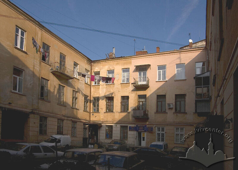 Вул. Дорошенка, 23. Внутрішнє подвір'я будинку