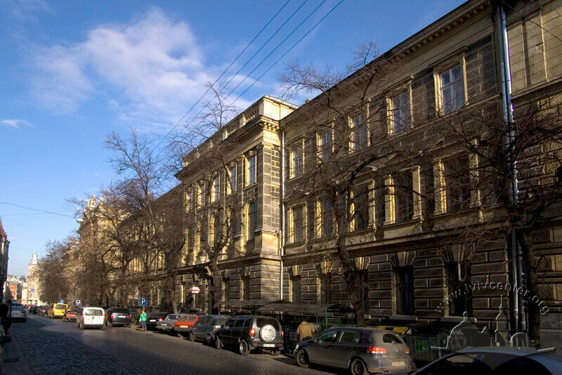 Вул. Князя Романа, 1. Фрагмент головного фасаду, вигляд з півдня