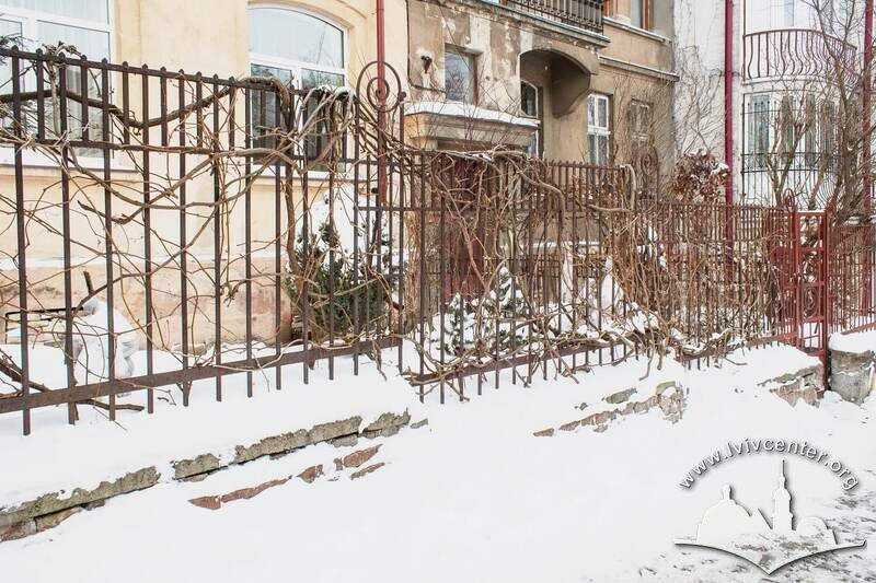 Вул. Барвінських. Фрагмент автентичної огорожі палісадників (будинки №№6 і 4)