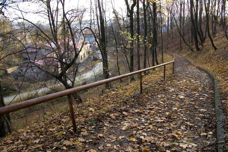 Вул. Лисенка, 23а. Вигляд з півночі. На передньому плані - доріжка, якою можна піднятися до вул. Барвінських і до будинку ОхМатДиту