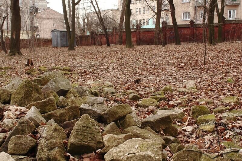 Залишки мацев – надгробних каменів зі зруйнованого цвинтаря