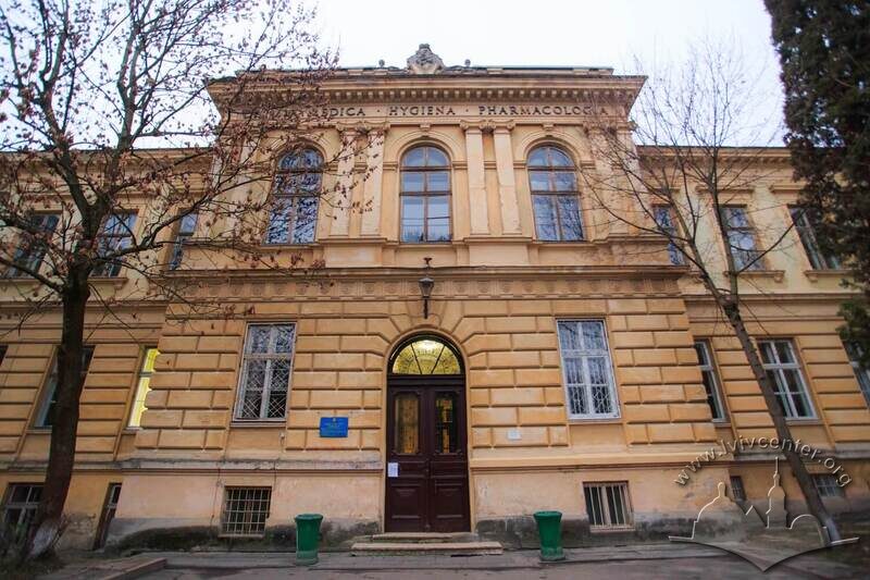 Вул. Пекарська, 52. Центральний ризаліт корпусу гігієни і фармакології
