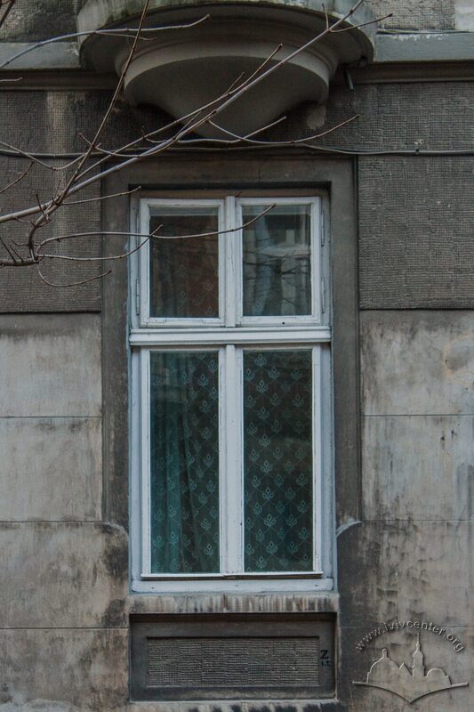 Вул. Вишенського, 15. Вікно першого поверху