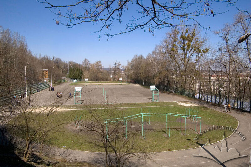 Вул. Клепарівська, 29. Стадіон на місці колишньої стрільниці
