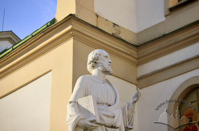 Вул. Личаківська, 82. Фрагмент скульптури св. Петра зліва входу до костелу