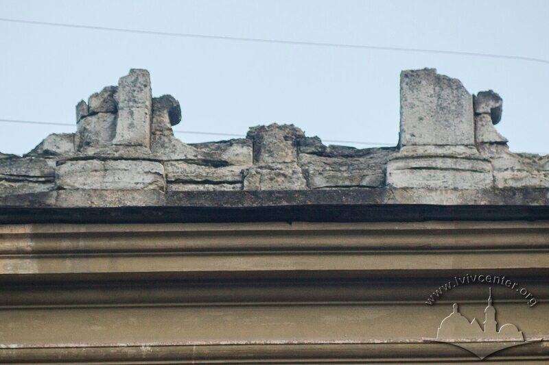 Вул. Вишенського, 22. Залишки неоренесансного аттика над бічним ризалітом