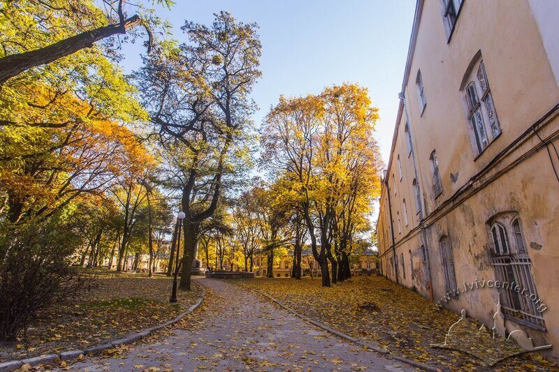 Вул. Лисенка, 12. Вигляд вздовж східного фасаду будинку у напрямку вул. Просвіти. Зліва, у центрі скверу, розміщений пам'ятник 125-ти річчю Товариства "Просвіта"