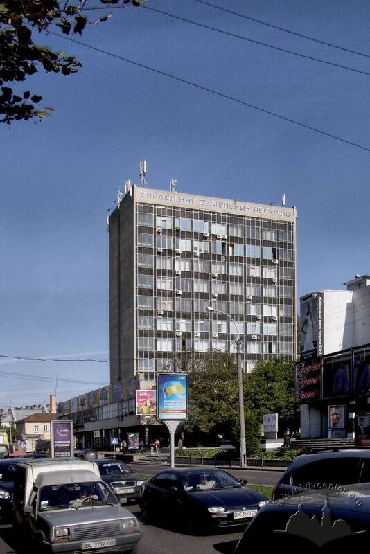 Просп. В. Чорновола, 4. Вигляд з півдня