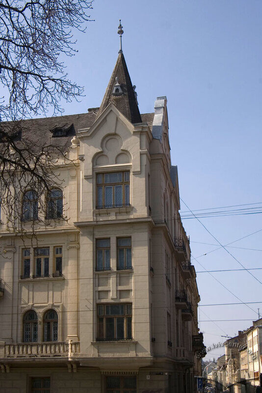 Вул. Підвальна, 3. Еркер на головному фасаді будинку. Справа - вул. Братів Рогатинців
