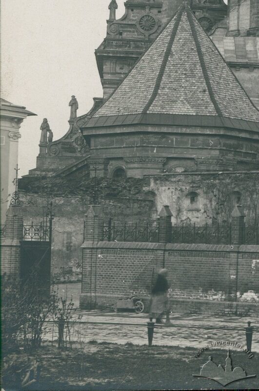 Фрагмент фотографії площі Митної до 1892 року. Зліва помітний фрагмент попереднього класицистичного будинку на місці теперішнього Винниченка, 3