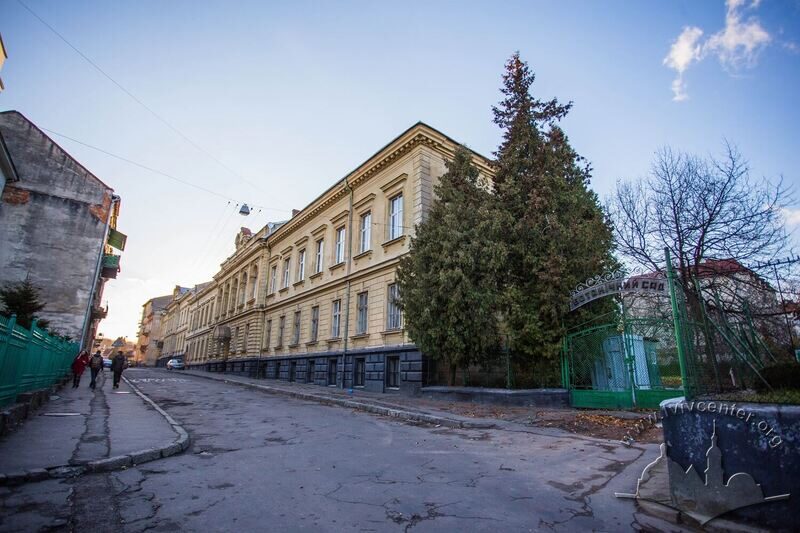 Вул. Кирила і Мефодія, 6. Вигляд будинку з північного сходу. Справа – вхід до ботанічного саду університету