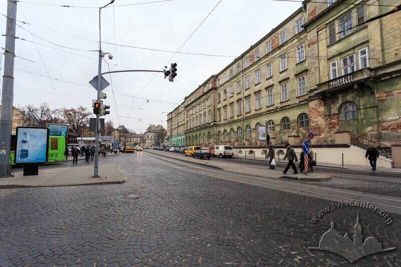 Пл. Осмомисла. Справа на фото – тильний фасад театру ім. Заньковецької.