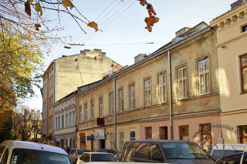 Вул. Левицького, 4, також помітні будинки №6 та №8