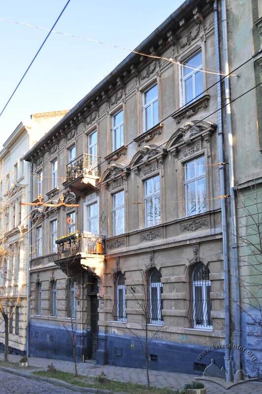 Вул. Крушельницької, 19. Головний фасад будинку