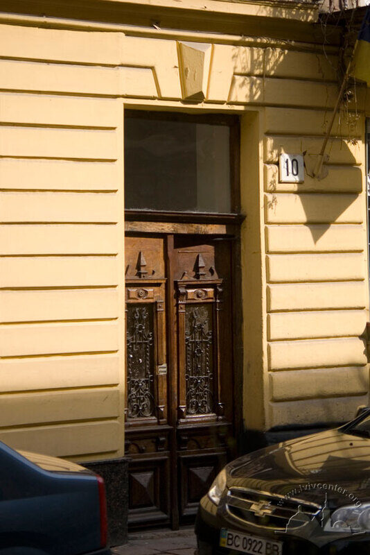 Вул. Кльоновича, 10. Головний вхід