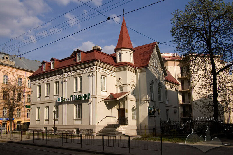 Вул. Генерала Чупринки, 11. Загальний вигляд будинку із заходу
