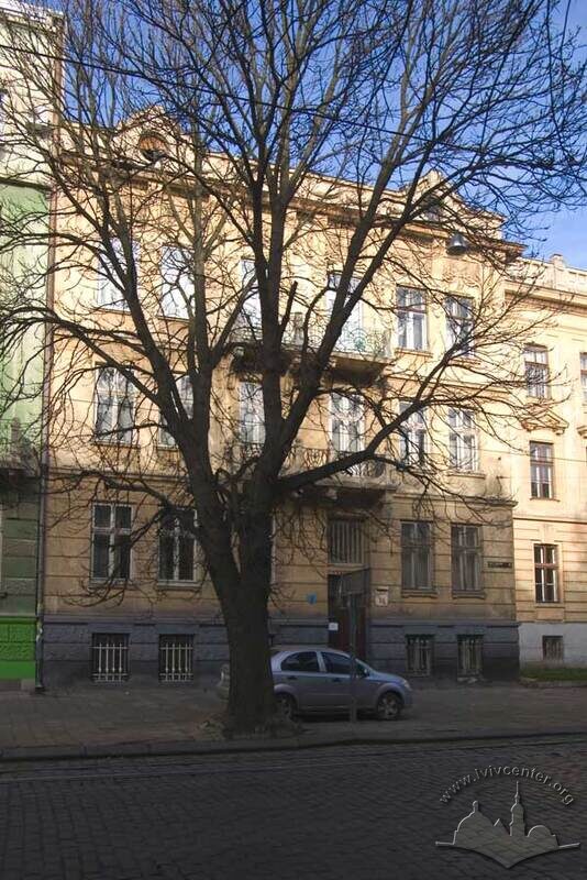 Вул. Бандери, 16. Головний фасад будинку