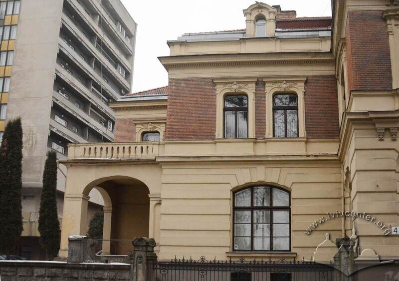 Вул. Матейка, 4. Фрагмент головного, північно-східного фасаду. Позаду - фрагмент будинку готелю "Дністер"