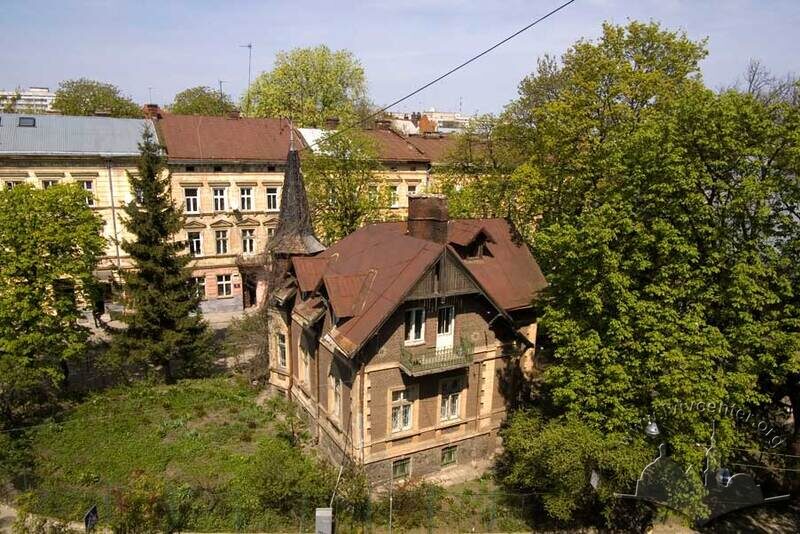 Вул. Генерала Чупринки, 21. Вигляд з будинку на вул. Котляревського, 37