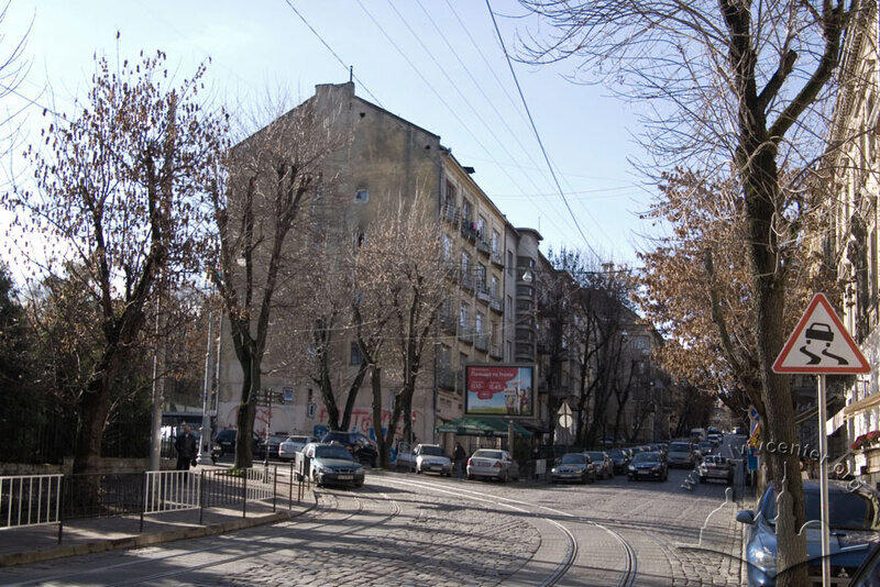 Вул. Дорошенка, 45. Вигляд з північно-східної частини вулиці