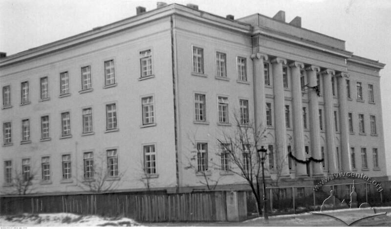 Будинок школи української допоміжної поліції у листопаді 1941 року (колишній виховний заклад Абрагамовичів)