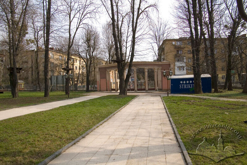 Вул. Горбачевського, 24. Вхідна алея. По центру фото - вхідний портик встановлений під час реконструкції комплексу у 1955 р.