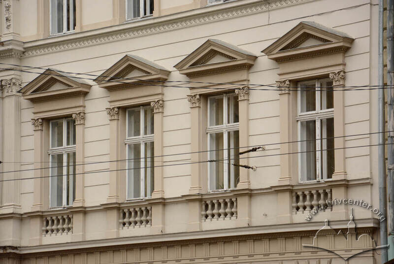 Вул. Січових стрільців, 19. Вікна 2-го поверху
