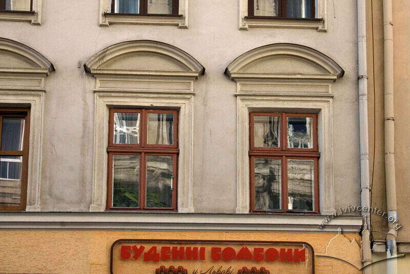 Вул. Галицька, 18. Вікна 2-го поверху