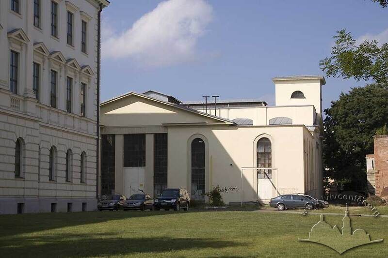 Вул. Устияновича, 5. Вигляд з вул. Бандери. Зліва - фрагмент головного корпусу Львівської політехніки (вул. Бандери, 12)