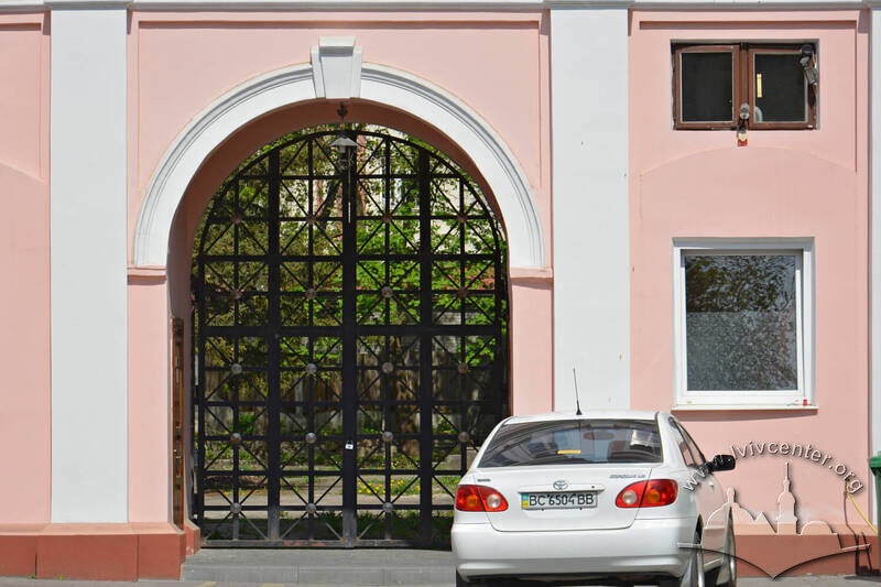 Вул. Пекарська, 59. Брама