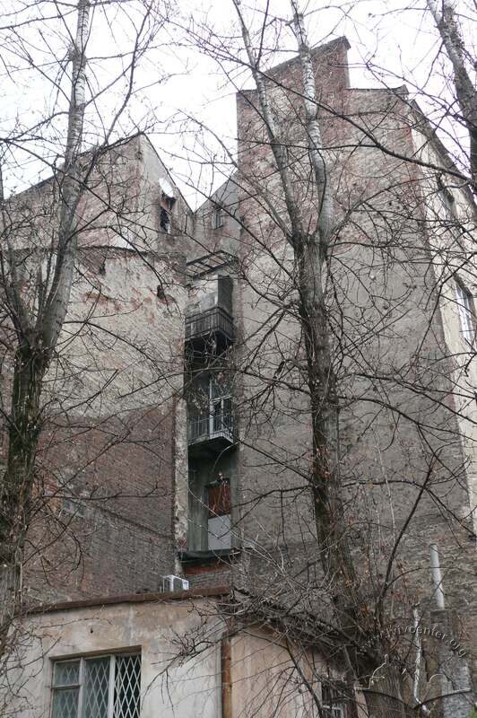 Квартал між вул. Коперника, пл. Міцкевича, вул. Ліста та вул. Вороного. Руїни пасажу Міколяша.