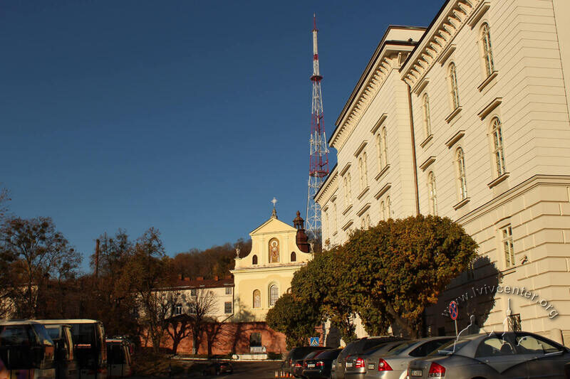 Вул. Кривоноса, 1. Вигляд на колишній костел із вул. Винниченка, справа – будинок курії РКЦ