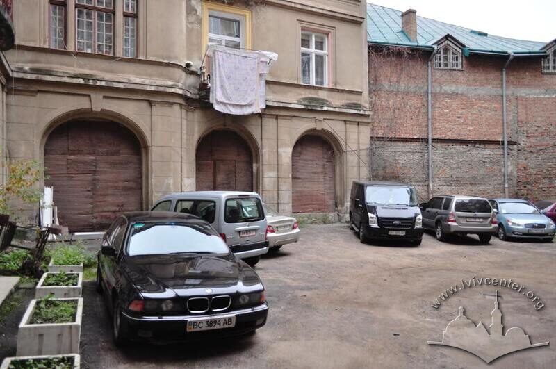 Пл. Григоренка, 5. Подвір'я