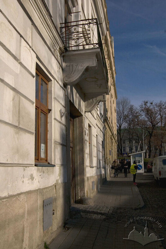 Вул. Валова, 29. Фрагмент фасаду, в центрі - головний вхід