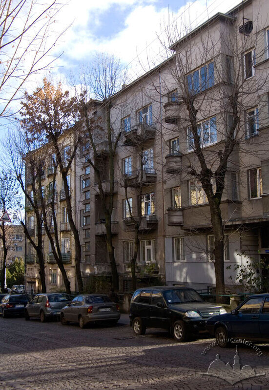Вул. Дорошенка, 47. Головний фасад будинку