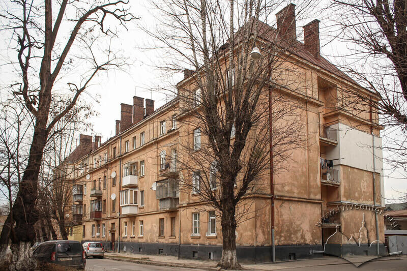 Вул. Донецька, 1. Загальний вигляд будинку робітників закладу очищення міста – з південного боку