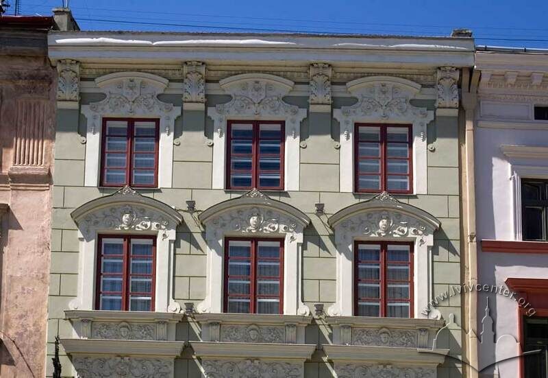 Пл. Ринок, 26. Фрагмент фасаду в рівні ІІІ-IV-го поверхів