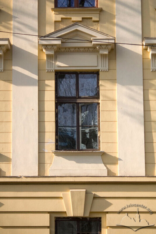 Вул. Бандери, 14. Вікно 2-го поверху