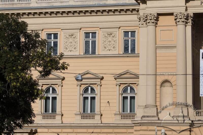 Вул. Університетська, 1. Бічний фрагмент фасаду