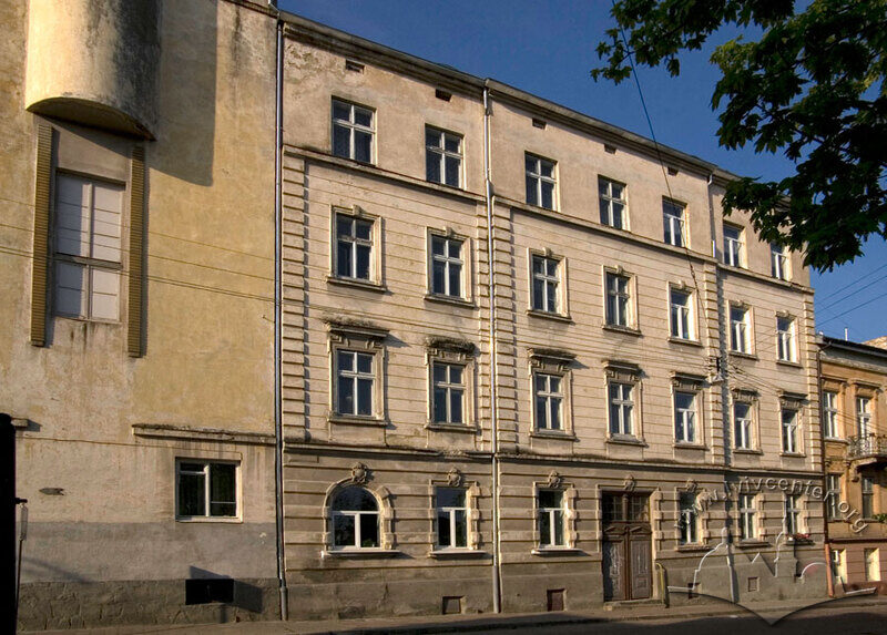 Вул. Тютюнників, 1. Вид на давнішу частину школи, збудовану у 1894 р.