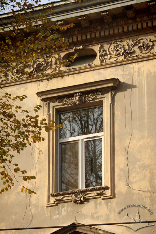 Вул. Листопадового чину, 26. Вікно 3-го поверху і антаблемент з ліпниною
