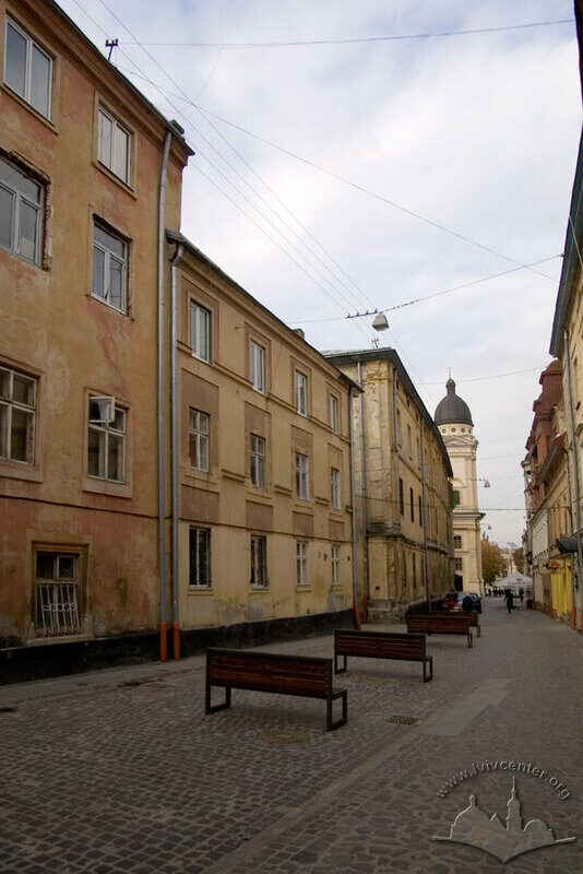 Вул. Лесі Українки, 12. Будинок в оточуючій забудові