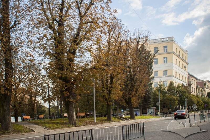 Сквер на розі вулиць Франка, Свєнціцького і Самчука де раніше стояв пам'ятник Ніколаю Кузнєцову