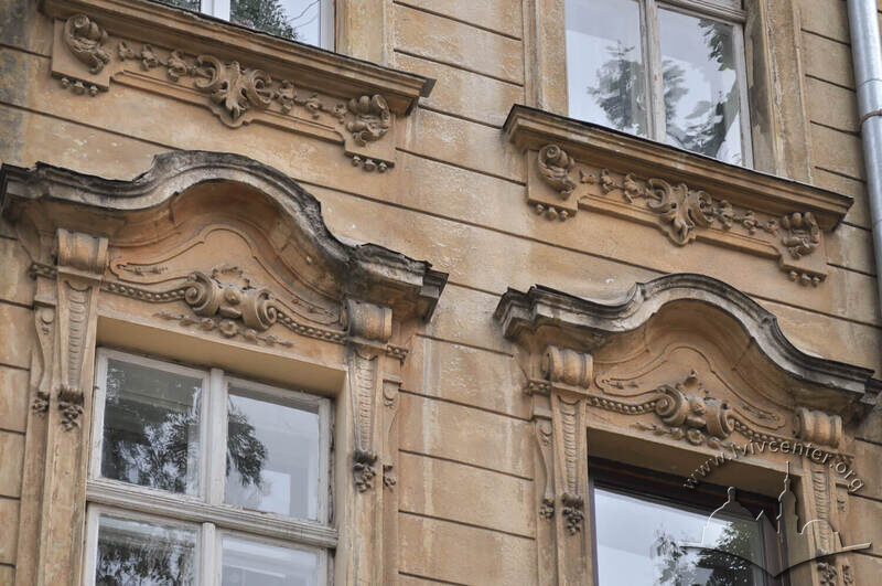 Вул. Генерала Чупринки, 7. Деталь необарокового ліпного декору між вікнами 2-го і 3-го поверхів