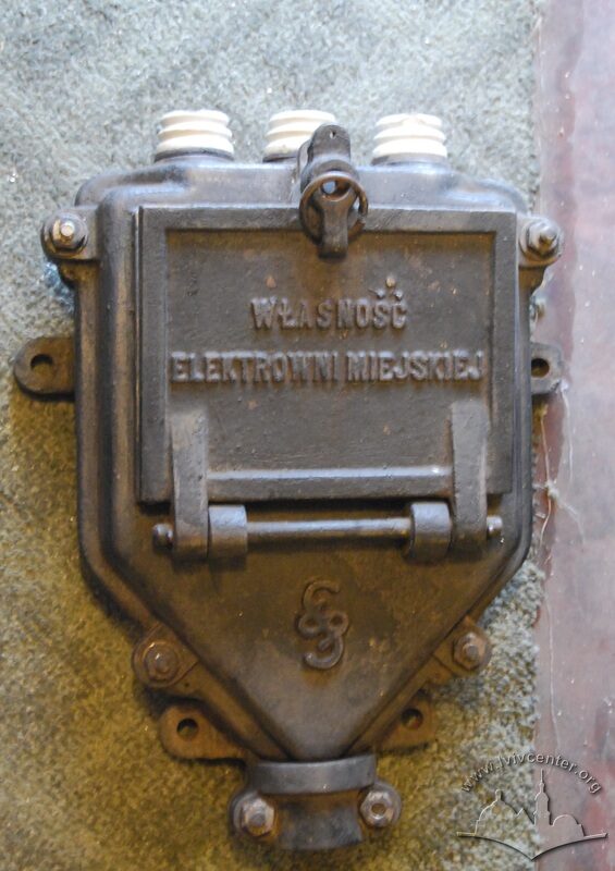 Внутрішньобудинковий ввідний пристрій, встановлений у 1909 році.