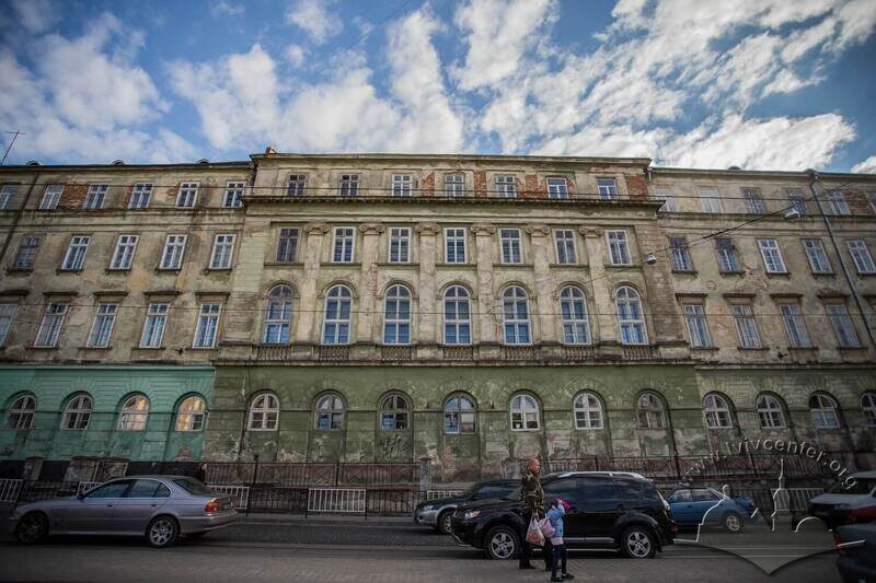 Вул. Лесі Українки, 1. Центральна частина північного фасаду
